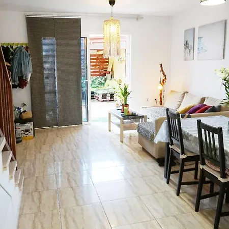 Casa La Sonrisa Shared House * 엘메다노